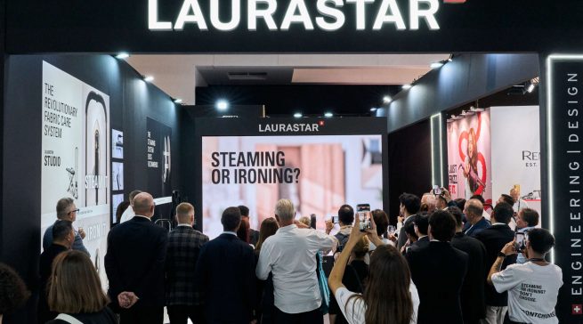 Steamer oder Bügelsystem? Laurastar führt mit Studio beide Anwendungen in einem kompakten Konzept zusammen. Die auf der IFA 2026 als Weltneuheit vorgestellte Lösung kommt im April 2027 auf den Markt und kombiniert Dampftechnik, aktiven Bügeltisch und digitale Unterstützung.
