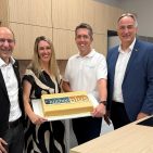 (v.l.n.r.) Christian Claes (Senior Concept Manager küchenplus, EK Retail), Patrizia Seifert (Geschäftsführerin, Hausgeräte Depot), Alexander Bahler (Geschäftsführer, Hausgeräte Depot) und Christian Bichlmeier (Regional Sales Manager Electrical Appliances, EK Retail) bei der traditionellen Tortenübergabe.