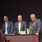Dr. Axel Kniehl (links, Geschäftsführer Marketing & Vertrieb), Dr. Markus Miele und Dr. Reinhard Zinkann (Geschäftsführende Gesellschafter) präsentieren die Messe-Neuheiten auf der IFA-Pressekonferenz. Fotos: Gabriel Wagner