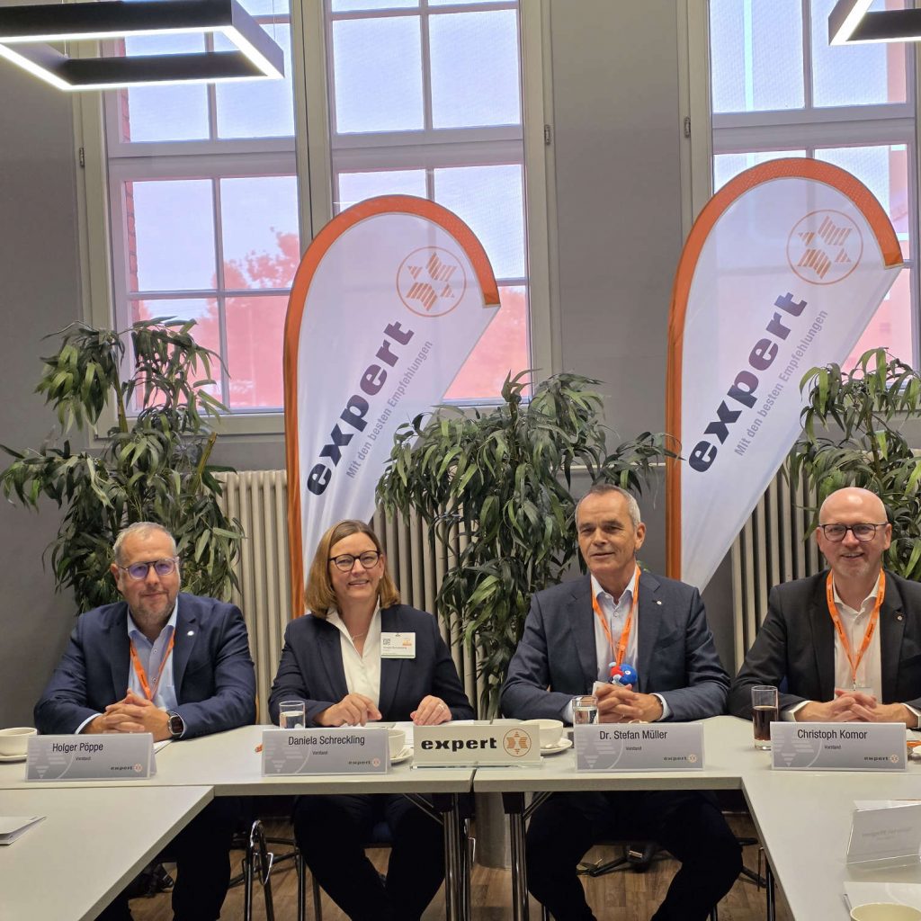 Der vierköpfige Vorstand der expert SE bei der Pressekonferenz im Rahmen der Hauptversammlung 2026 in Göttingen.
