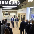 Auf 480 Quadratmetern präsentiert Samsung im Kitchen Center Löhne sein Einbaugeräte-Portfolio in realitätsnahen Küchenwelten. Der permanente Showroom dient zugleich als Plattform für Produkterlebnis, Austausch und Schulung im Küchen- und Möbelfachhandel.