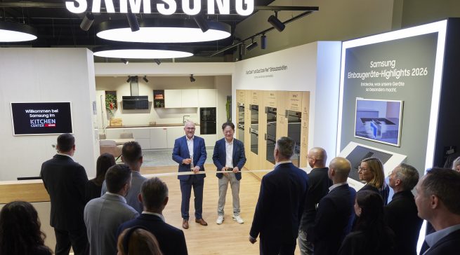 Auf 480 Quadratmetern präsentiert Samsung im Kitchen Center Löhne sein Einbaugeräte-Portfolio in realitätsnahen Küchenwelten. Der permanente Showroom dient zugleich als Plattform für Produkterlebnis, Austausch und Schulung im Küchen- und Möbelfachhandel.