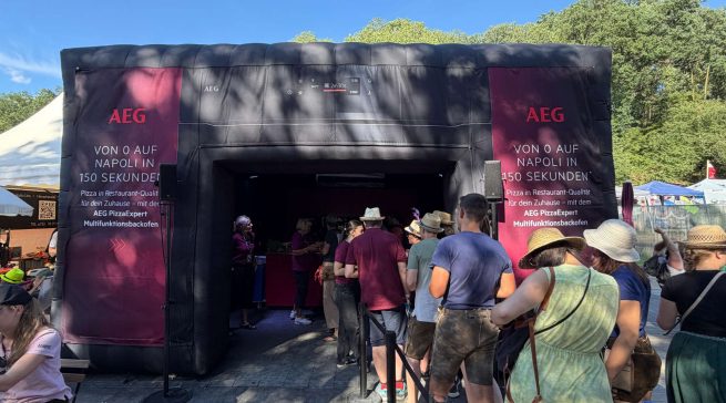 Von 0 auf Napoli in 150 Sekunden: Beim „Woodstock der Blasmusik“ machte AEG mit dem PizzaExpert Tour-Stopp die Backofeninnovation direkt vor Ort erlebbar.