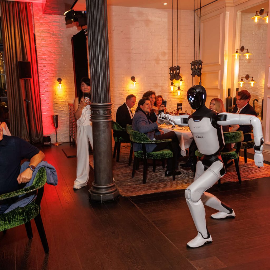 Ein tanzender Roboter sorgte bei der Business Leaders' Night von MediaMarktSaturn zwischen den Tischen für einen anschaulichen Akzent zum Leitthema „The Future of Experience: Live, Media & AI“