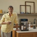 Always Perfetto – Brand Ambassador Brad Pitt zelebriert individuellen Kaffee-Genuss in der neuen Kampagne. (©De‘Longhi)