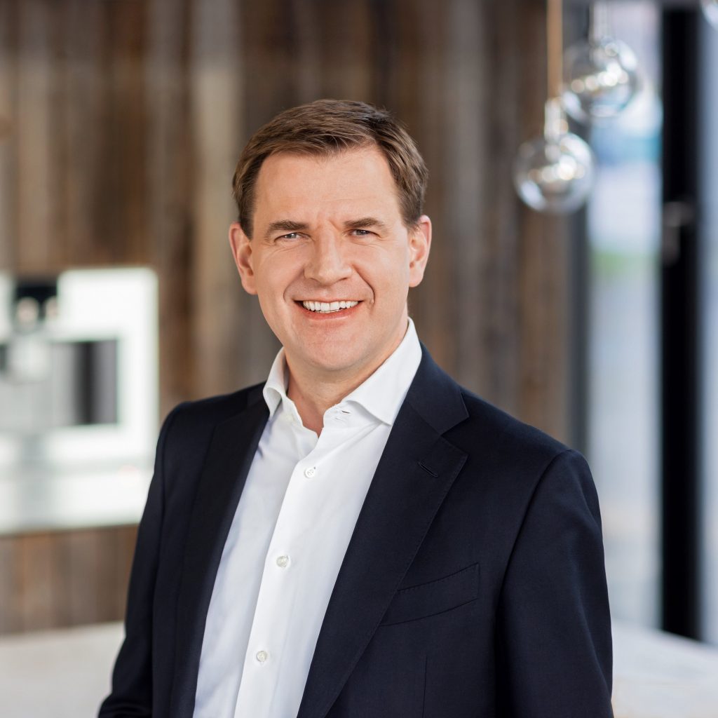 Alexander Dony, aktuell Chief Sales & Marketing Officer, scheidet ebenfalls zum 30. September 2026 aus der BSH aus.