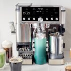 Die Ninja Luxe Café Pro ES701EU kombiniert Espresso-, Filterkaffee- und Cold-Brew-Zubereitung mit integriertem Mahlwerk, Waage, Tamper und fünf Milchschaum-Voreinstellungen.