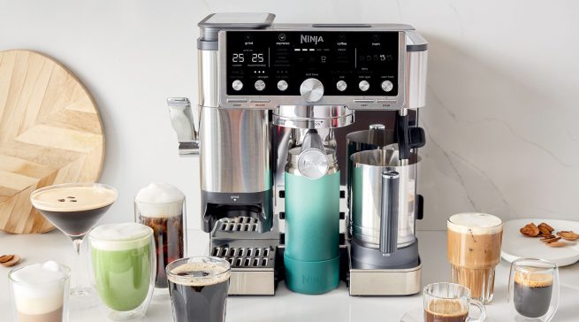 Die Ninja Luxe Café Pro ES701EU kombiniert Espresso-, Filterkaffee- und Cold-Brew-Zubereitung mit integriertem Mahlwerk, Waage, Tamper und fünf Milchschaum-Voreinstellungen.