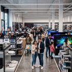 Trotz hoher Preissensibilität erwartet NIQ für den weltweiten Technikmarkt 2026 ein Umsatzplus von 5,1 Prozent. Besonders gefragt sind Produkte, die Langlebigkeit, Energieeffizienz und einen klar erkennbaren Alltagsnutzen verbinden. Bild AI generiert.