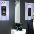Horst Nikolaus, Geschäftsführer der JURA Elektrogeräte Vertriebs-GmbH, am Messestand des Unternehmens auf der IFA 2026. Foto: JURA