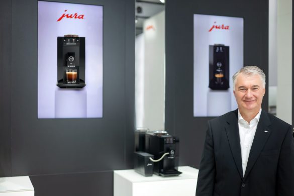 Horst Nikolaus, Geschäftsführer der JURA Elektrogeräte Vertriebs-GmbH, am Messestand des Unternehmens auf der IFA 2026. Foto: JURA