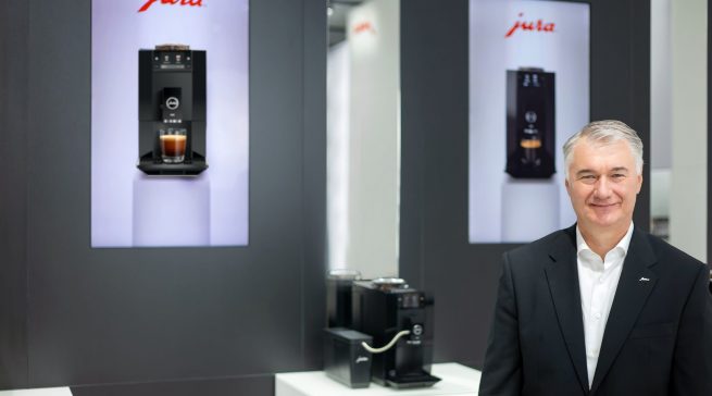 Horst Nikolaus, Geschäftsführer der JURA Elektrogeräte Vertriebs-GmbH, am Messestand des Unternehmens auf der IFA 2026. Foto: JURA