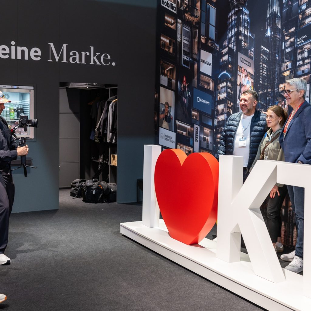 Reichweite für die KüchenTreff-Gemeinschaft: Am „I❤️KT“-Schriftzug entstehen auf der area30 auch Inhalte für Social Media und Influencer-Kommunikation.