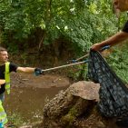 Am Stammsitz in Winnenden waren über 70 Kärcher-Mitarbeitende und ihre Familien mit Handschuhen und Greifzangen an mehreren Abschnitten des Buchenbachs unterwegs. (Bilder: Kärcher)