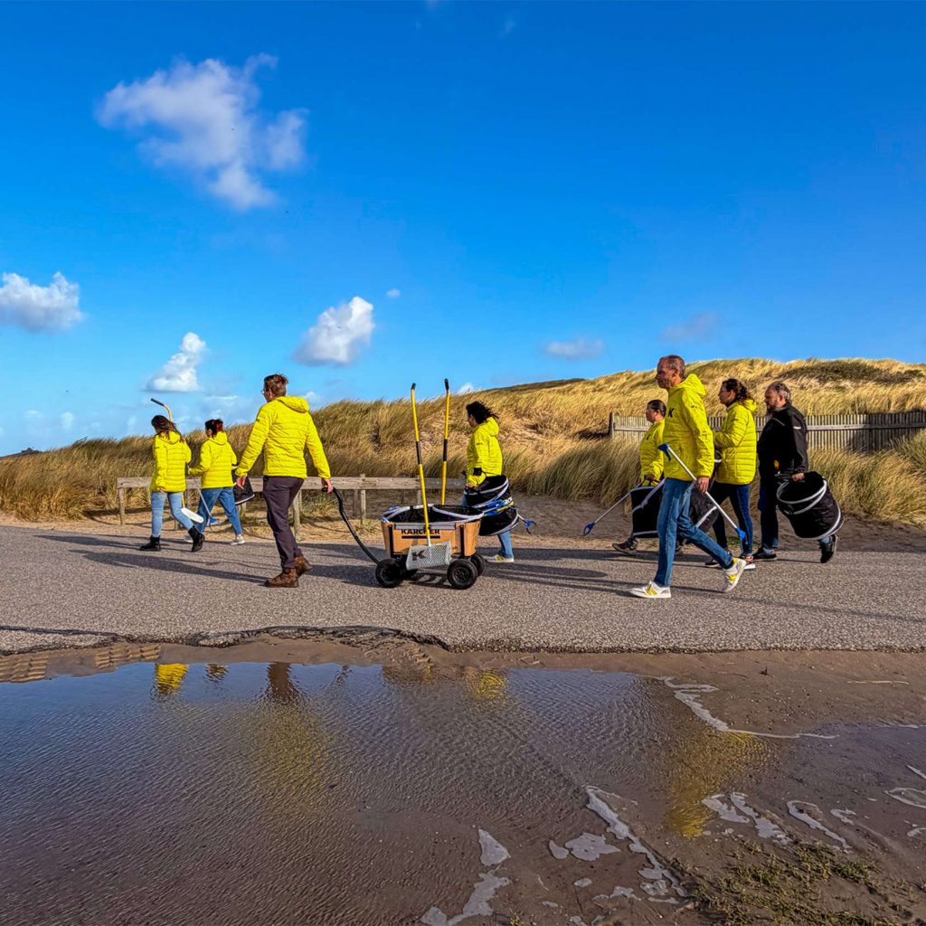 In den Niederlanden war das Kärcher-Team unter anderem am Strand in Westkapelle unterwegs: Sie sammelten große und – mithilfe von speziellen Siebschaufeln – kleinste Müllteile aus dem Sand.
