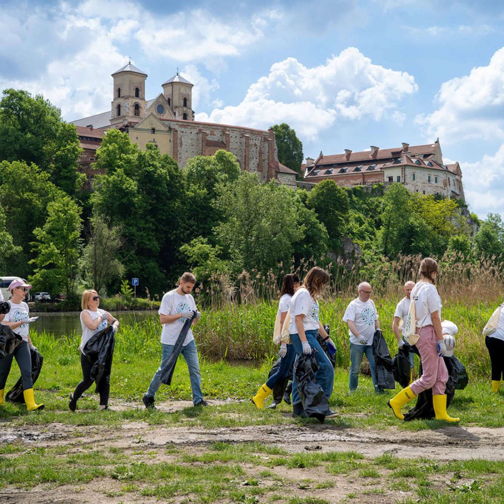 Über 40 Kärcher-Mitarbeitende engagierten sich in Polen und reinigten die Ufer der Weichsel in der Nähe von Krakau mit beachtlichem Ergebnis: 88 Säcke Müll konnten am Ende fachgerecht entsorgt werden.