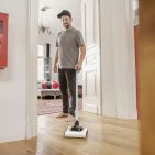 Der Kärcher KB 5 Advanced wiegt rund 1,2 Kilogramm, bietet bis zu 30 Minuten Akkulaufzeit und startet beziehungsweise stoppt automatisch über die Bewegung des Stiels.