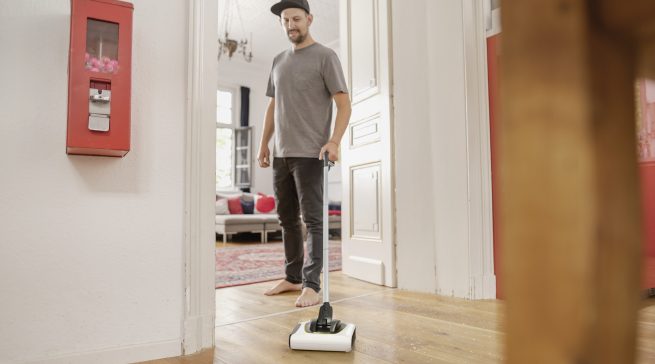 Der Kärcher KB 5 Advanced wiegt rund 1,2 Kilogramm, bietet bis zu 30 Minuten Akkulaufzeit und startet beziehungsweise stoppt automatisch über die Bewegung des Stiels.