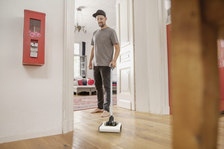 Kärcher bringt neuen Akku-Besen KB 5 Advanced auf den Markt