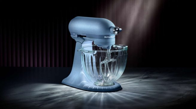 Die KitchenAid Design Edition Luminaire kombiniert die Farbgebung „Blue Peppercorn“ mit einer geriffelten Glasschüssel und integrierter Beleuchtung.