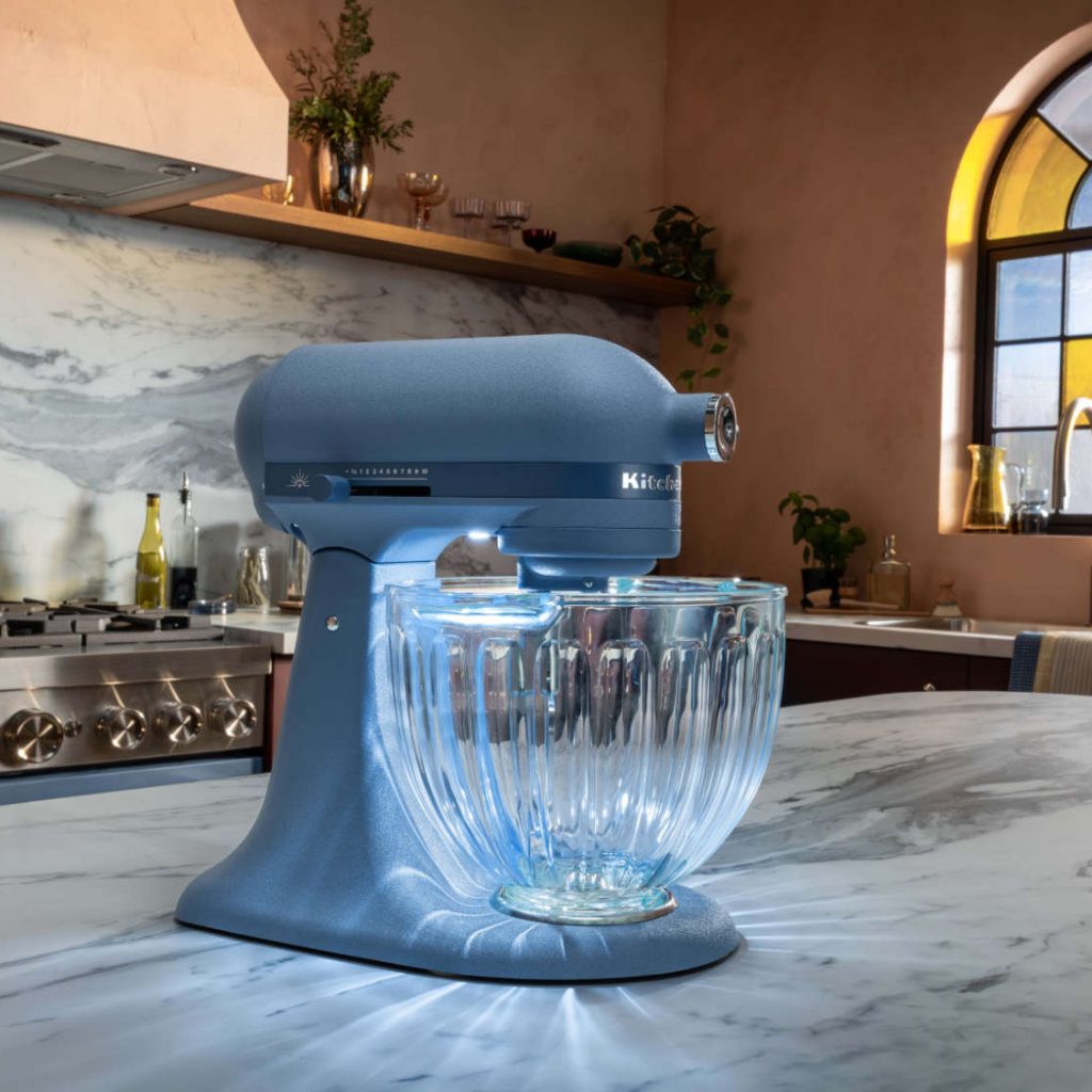 Die KitchenAid Design Edition Luminaire ist als sichtbares Gestaltungselement für moderne Küchen konzipiert und verbindet Zubereitungsfunktion mit wohnraumorientiertem Design.