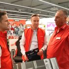 Remko Rijnders, Vorstandsvorsitz von Ceconomy im Gespräch mit Mitarbeitern. Foto: MediaMarktSaturn