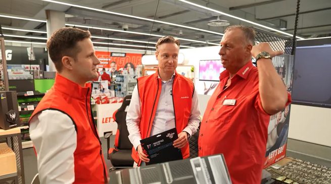 Remko Rijnders, Vorstandsvorsitz von Ceconomy im Gespräch mit Mitarbeitern. Foto: MediaMarktSaturn