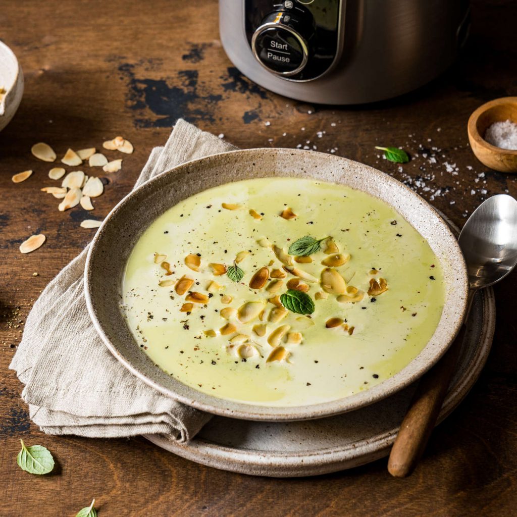Mit dem Veggie Drink & Suppen Bereiter SVD 1400 „Vera“ von Rommelsbacher lassen sich Pflanzendrinks, Suppen und weitere Speisen individuell und energiesparend selbst zubereiten.
