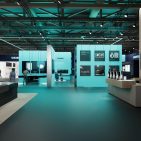 Siemens Hausgeräte präsentierte auf der IFA 2026 Neuheiten aus den Bereichen Kochen, Kaffee, Wäschepflege und Kühlen. Im Mittelpunkt standen intelligente Assistenzfunktionen, neue Bedienkonzepte und vernetzte Technologien.