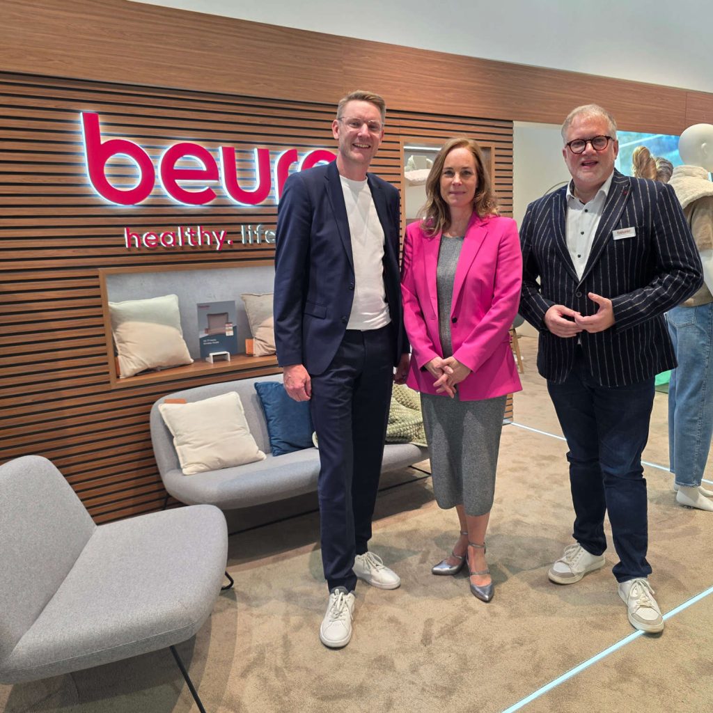 Treffen auf der IFA 2026: Beurer Geschäftsführer Sebastian Kebbe (von links) mit der Europa-Abgeordneten Hildegard Bentele und Markus Bisping, Head of Sales Buying Groups bei Beurer.