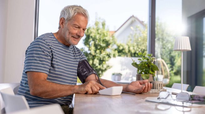 Der Weltherztag am 29. September erinnert daran, der eigenen Herzgesundheit Aufmerksamkeit zu schenken, etwa mit dem Oberarm-Blutdruckmessgerät BM 27 von Beurer.