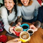 Die Gen Z verbindet Kaffeekonsum zunehmend mit Genuss, Individualisierung und visueller Inszenierung. Besonders gefragt sind Kaffeespezialitäten, die sich einfach zu Hause zubereiten und individuell variieren lassen.