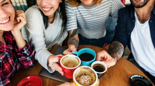 Die Gen Z verbindet Kaffeekonsum zunehmend mit Genuss, Individualisierung und visueller Inszenierung. Besonders gefragt sind Kaffeespezialitäten, die sich einfach zu Hause zubereiten und individuell variieren lassen.