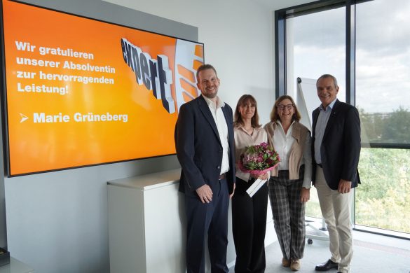 v.l.n.r.: Tjerk Nolte (Ausbildungsleiter in der expert-Zentrale), Marie Grüneberg (Mitarbeiterin im Konzernrechnungswesen), Daniela Schreckling (Vorstand der expert SE), Dr. Stefan Müller (Vorstandsvorsitzender der expert SE)