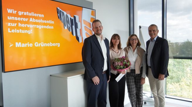v.l.n.r.: Tjerk Nolte (Ausbildungsleiter in der expert-Zentrale), Marie Grüneberg (Mitarbeiterin im Konzernrechnungswesen), Daniela Schreckling (Vorstand der expert SE), Dr. Stefan Müller (Vorstandsvorsitzender der expert SE)