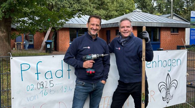 Die expert-Mitarbeiter Daniel Kees (links) und Karsten Trautmann (rechts) packen tatkräftig bei den Pfadfindern mit an.