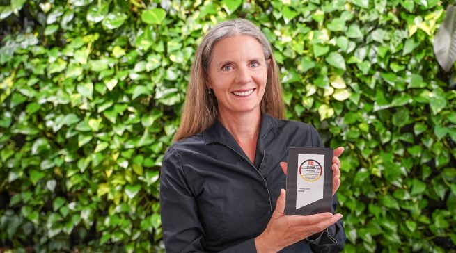 Kerstin Glanzer, Marketingleiterin bei Beurer, freut sich über die Auszeichnung mit dem Deutschen Gesundheits-Award 2026. Foto: Beurer GmbH
