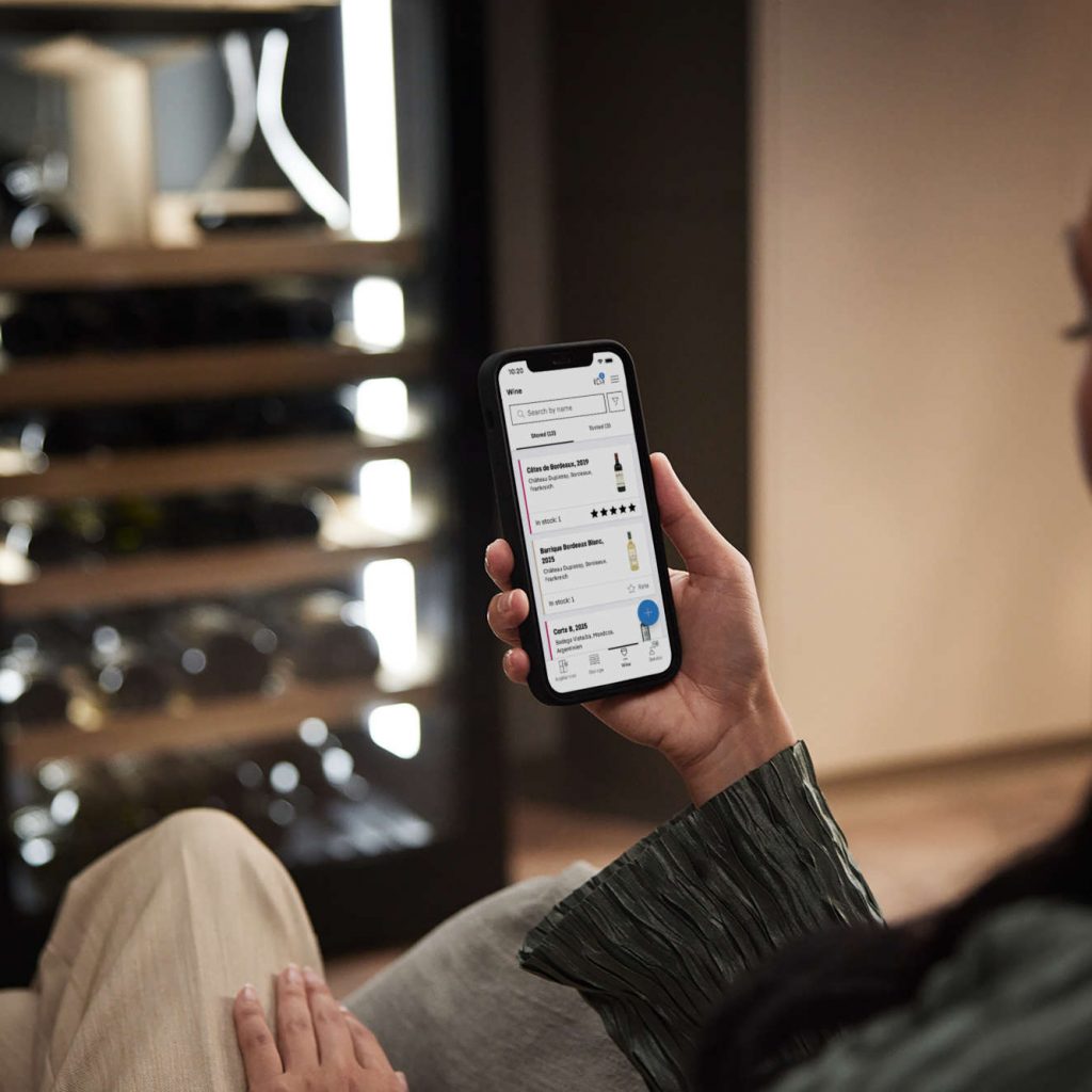 Der neue Weinbereich in der SmartDevice-App ermöglicht es, Weine per Flaschenscan oder manuell zu erfassen, Bestände zu verwalten und persönliche Bewertungen zu hinterlegen – auch unabhängig von einem vernetzten Liebherr-Weingerät.