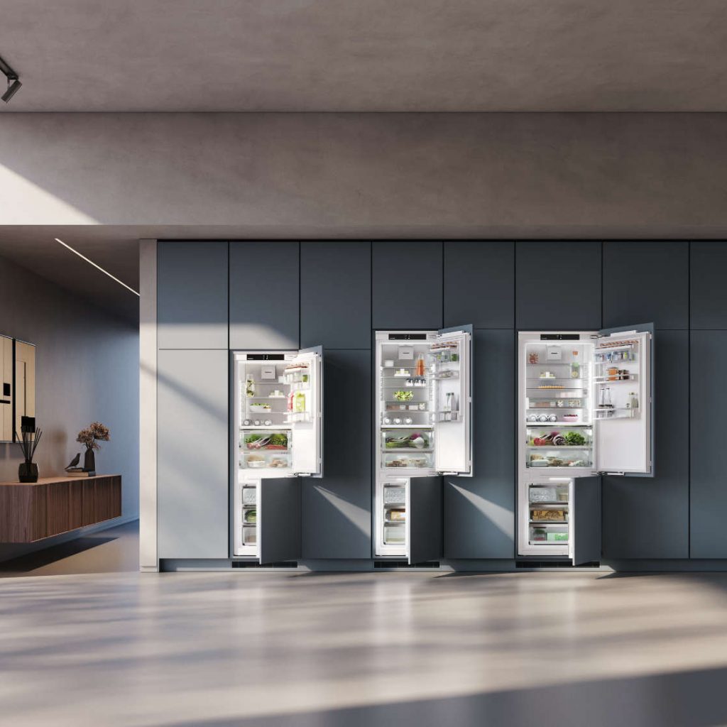 Liebherr erweitert sein Einbauportfolio für die 194-Zentimeter-Nische: Der Größenvergleich zeigt XL-Modelle mit 60 Zentimetern Breite und XXL-Kühl-Gefrierkombinationen mit 75 Zentimetern Breite.