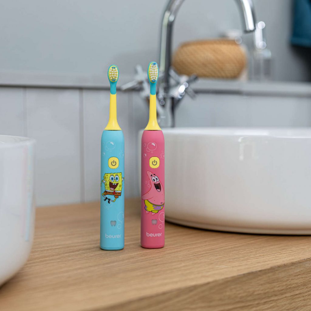 Die Kinder-Schallzahnbürste SC 11 von Beurer ist in den Farben Aqua Blue und Seastar Pink erhältlich.