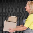 Eine Kundin ist auf dem Weg eine Rücksendung in einer Paketstation abzugeben.