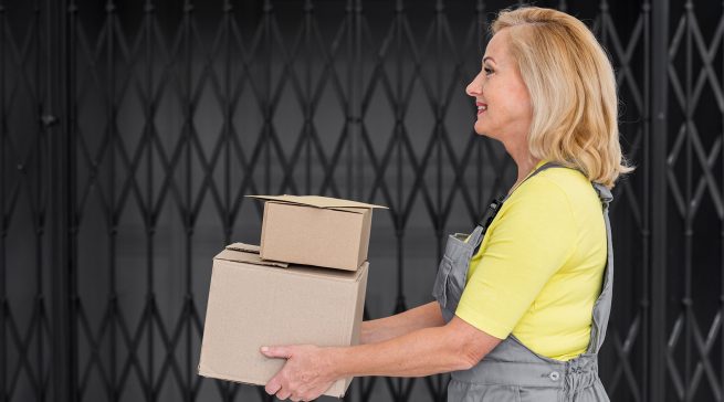 Eine Kundin ist auf dem Weg eine Rücksendung in einer Paketstation abzugeben.