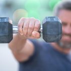 Beim „Barbell-Effekt“ - ähnlich wie bei einer Hantel - konzentriert sich die Nachfrage auf günstige Produkte und Premiumangebote, während das mittlere Preissegment unter Druck gerät. Ausschlaggebend ist der erwartete Nutzen in der jeweiligen Kaufsituation.