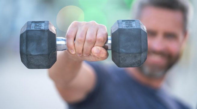 Beim „Barbell-Effekt“ - ähnlich wie bei einer Hantel - konzentriert sich die Nachfrage auf günstige Produkte und Premiumangebote, während das mittlere Preissegment unter Druck gerät. Ausschlaggebend ist der erwartete Nutzen in der jeweiligen Kaufsituation.