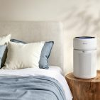 Der Levoit Eleva 300X ist für die Luftreinigung im Schlafzimmer konzipiert und kombiniert eine dreistufige HEPA-Filtration mit automatischer Anpassung der Reinigungsleistung und einem geräuscharmen Schlafmodus. (Bild: Levoit)