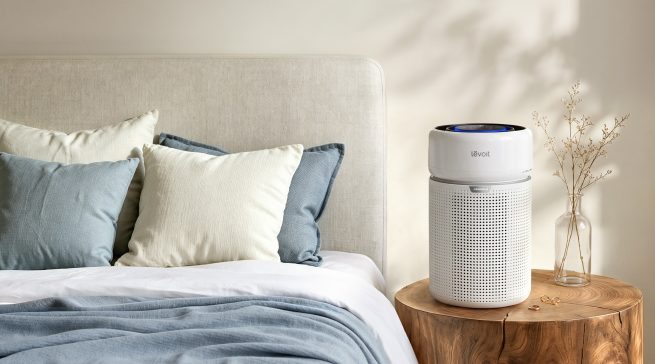 Der Levoit Eleva 300X ist für die Luftreinigung im Schlafzimmer konzipiert und kombiniert eine dreistufige HEPA-Filtration mit automatischer Anpassung der Reinigungsleistung und einem geräuscharmen Schlafmodus. (Bild: Levoit)