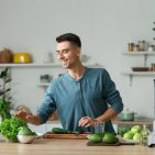 Der PowerBlender B 3000 Pro von Caso Design verfügt über drei Programmfunktionen, ein titanbeschichtetes Messersystem und einen Zwei-Liter-Mixbehälter.