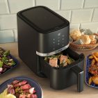 Der Bosch Air Fryer Serie 2 kombiniert vier Liter Fassungsvermögen mit einem schmalen Geräteformat und richtet sich insbesondere an kleinere Küchen und Single-Haushalte.