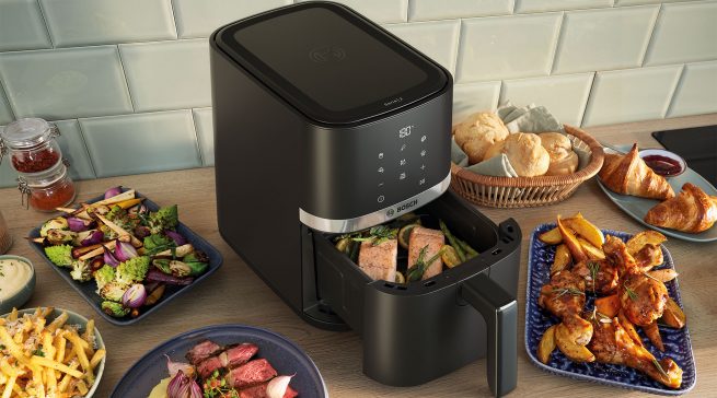 Der Bosch Air Fryer Serie 2 kombiniert vier Liter Fassungsvermögen mit einem schmalen Geräteformat und richtet sich insbesondere an kleinere Küchen und Single-Haushalte.