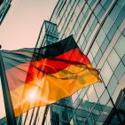 Deutschlands Konjunktur im Oktober 2026: Hohe Energiepreise und schwache Konsumstimmung treffen auf eine vorsichtige Aufhellung der Unternehmensstimmung.